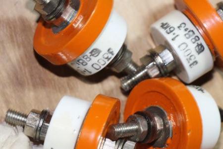 真空開(kāi)關(guān)管的氣密絕緣系統(tǒng)、屏蔽系統(tǒng)以及導(dǎo)電系統(tǒng)